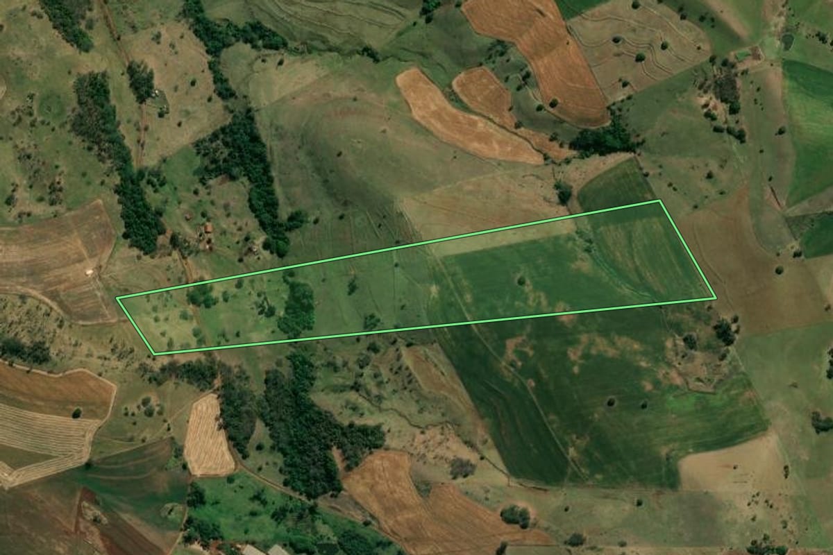 Imagem de satélite do imóvel rural em Abatiá (PR), com o contorno declarado no CAR desenhado por cima.
