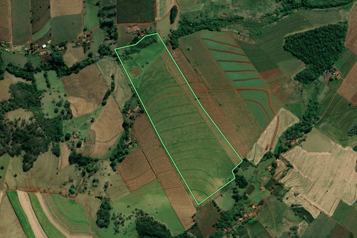 Imagem de satélite do imóvel rural em Abatiá (PR), com o contorno declarado no CAR desenhado por cima.