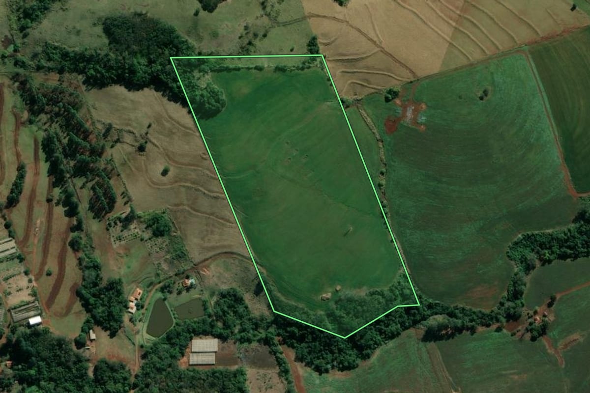 Imagem de satélite do imóvel rural em Abatiá (PR), com o contorno declarado no CAR desenhado por cima.