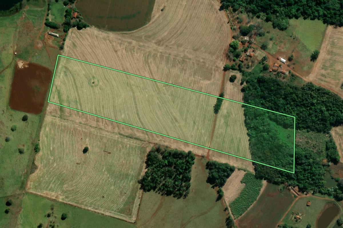 Imagem de satélite do imóvel rural em Abatiá (PR), com o contorno declarado no CAR desenhado por cima.