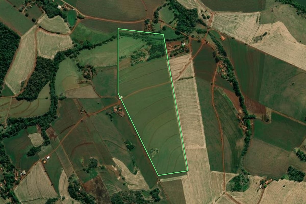 Imagem de satélite do imóvel rural em Abatiá (PR), com o contorno declarado no CAR desenhado por cima.