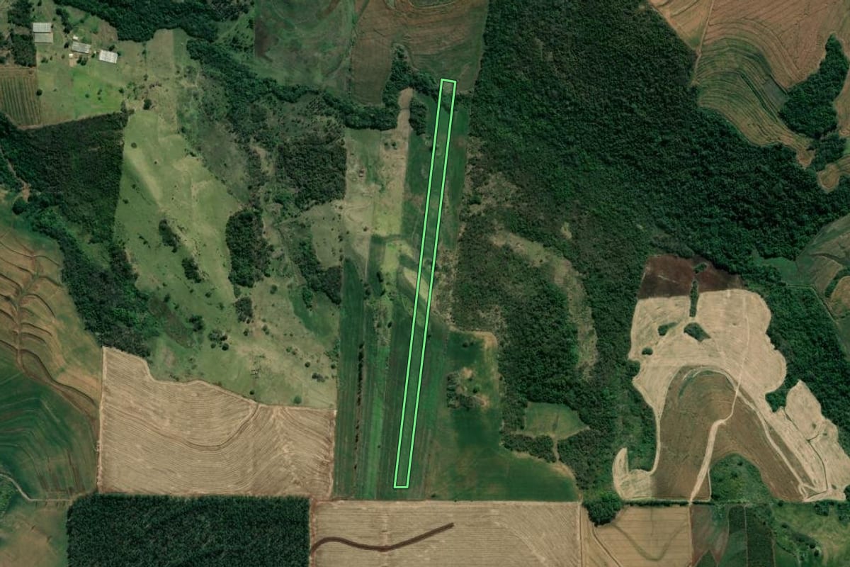 Imagem de satélite do imóvel rural em Abatiá (PR), com o contorno declarado no CAR desenhado por cima.
