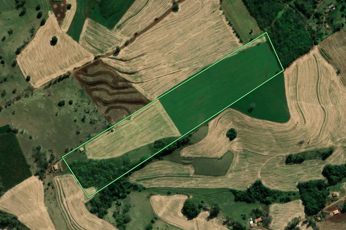 Imagem de satélite do imóvel rural em Abatiá (PR), com o contorno declarado no CAR desenhado por cima.