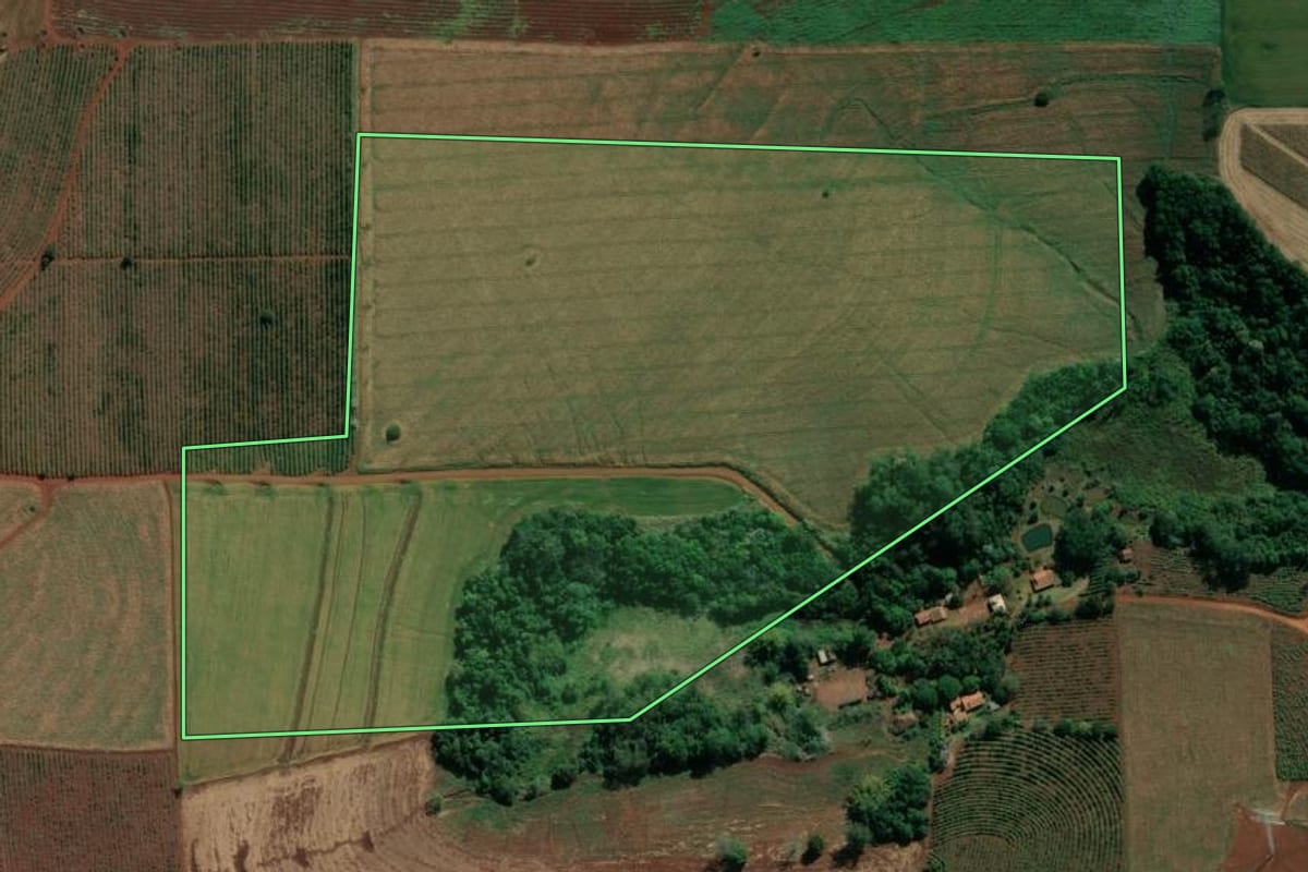 Imagem de satélite do imóvel rural em Abatiá (PR), com o contorno declarado no CAR desenhado por cima.