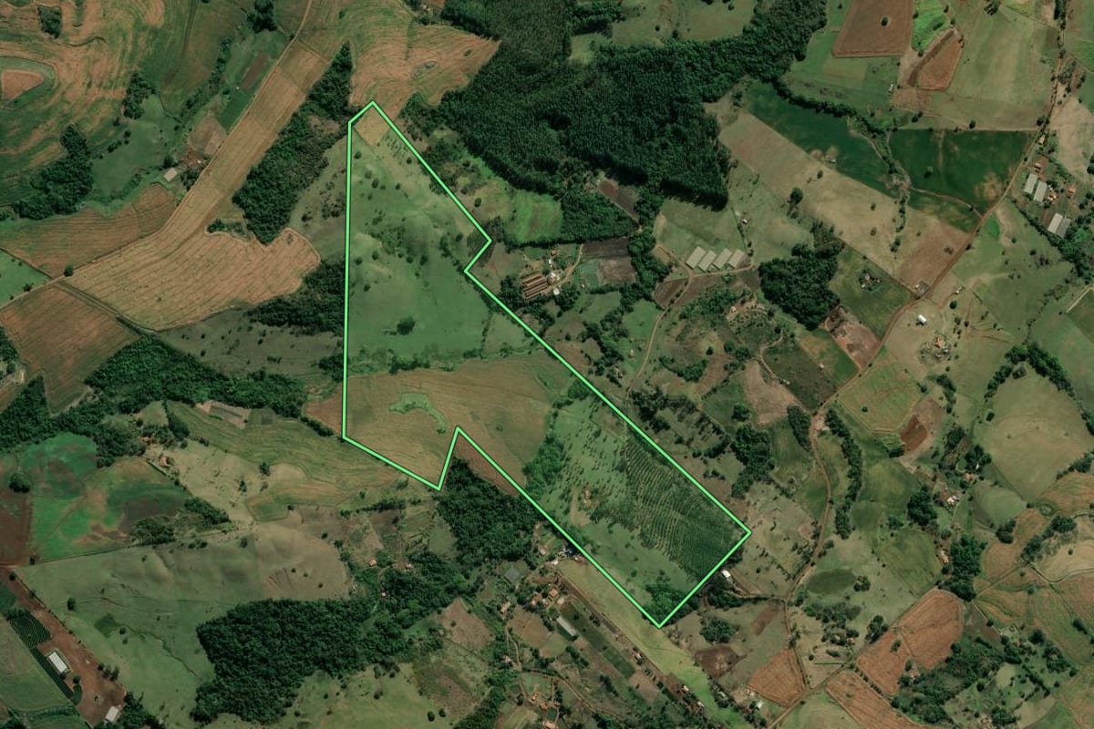 Imagem de satélite do imóvel rural em Abatiá (PR), com o contorno declarado no CAR desenhado por cima.