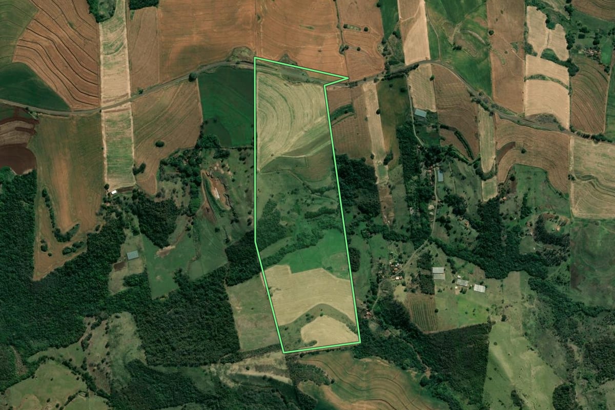 Imagem de satélite do imóvel rural em Abatiá (PR), com o contorno declarado no CAR desenhado por cima.