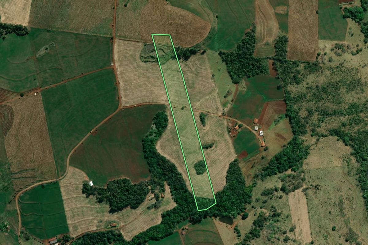 Imagem de satélite do imóvel rural em Abatiá (PR), com o contorno declarado no CAR desenhado por cima.