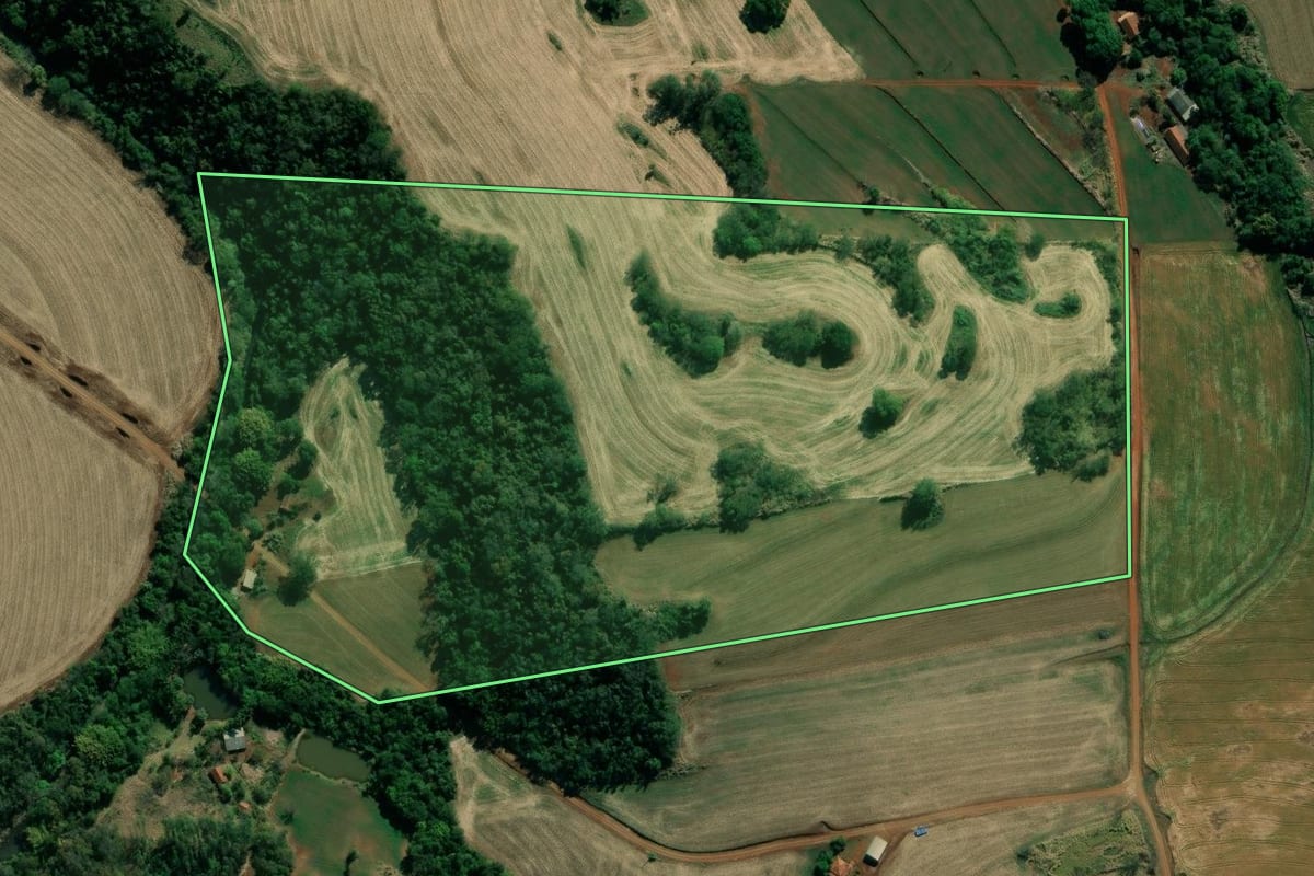 Imagem de satélite do imóvel rural em Abatiá (PR), com o contorno declarado no CAR desenhado por cima.