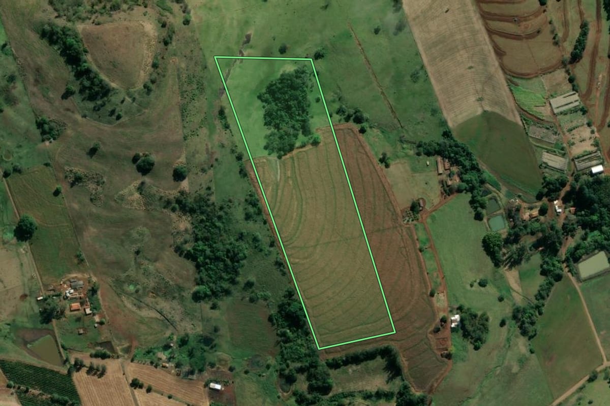 Imagem de satélite do imóvel rural em Abatiá (PR), com o contorno declarado no CAR desenhado por cima.