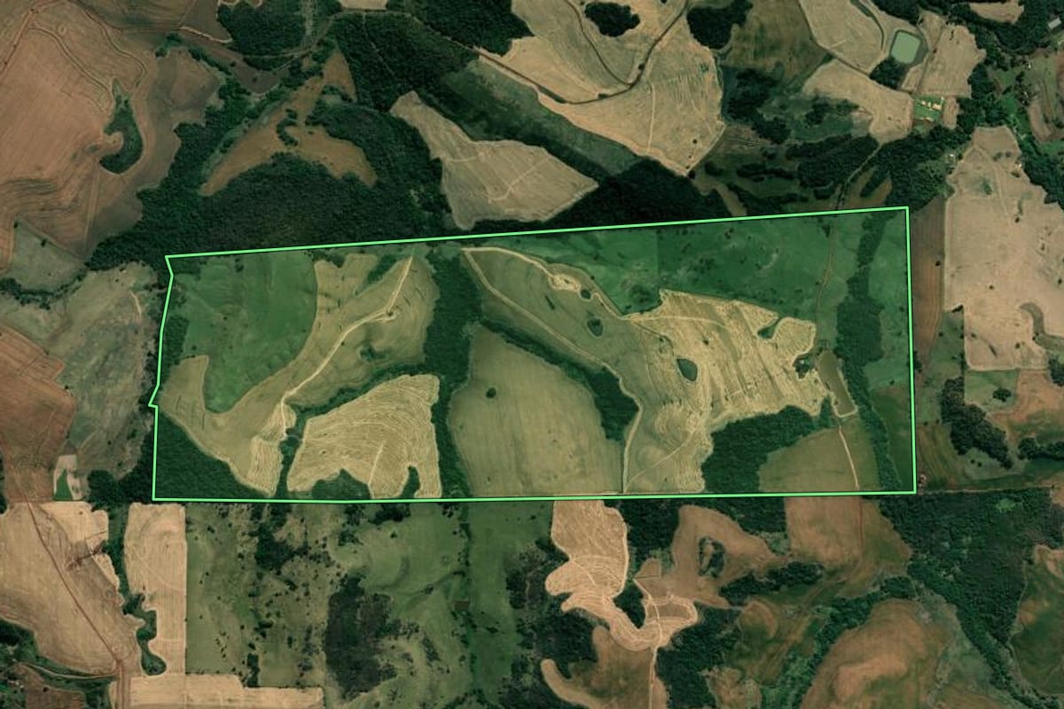 Imagem de satélite do imóvel rural em Abatiá (PR), com o contorno declarado no CAR desenhado por cima.