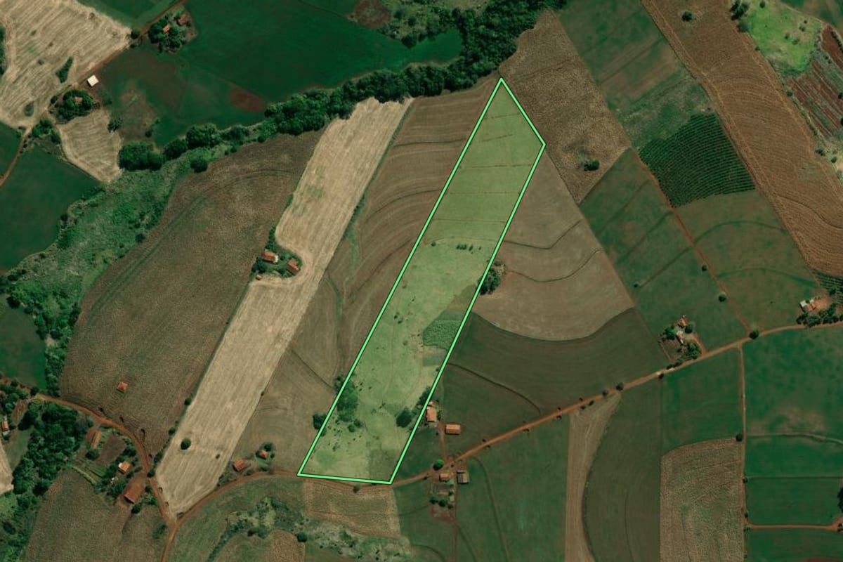 Imagem de satélite do imóvel rural em Abatiá (PR), com o contorno declarado no CAR desenhado por cima.