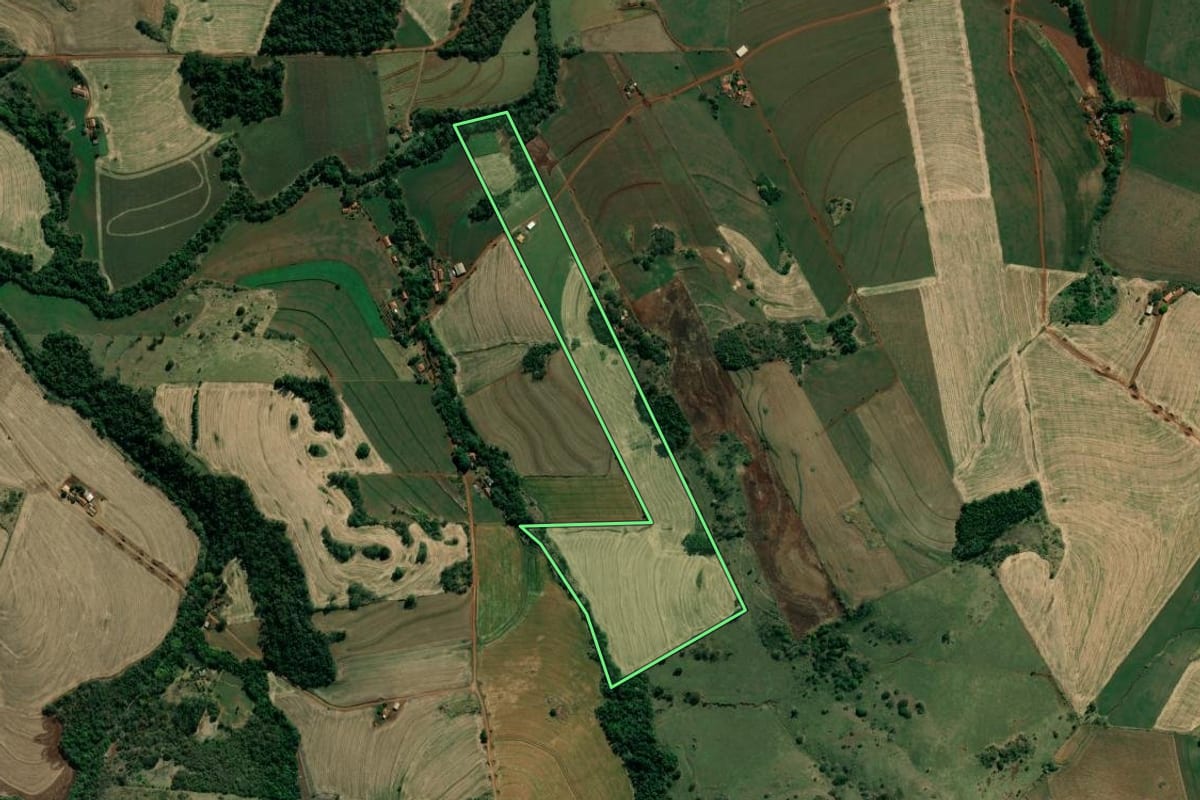 Imagem de satélite do imóvel rural em Abatiá (PR), com o contorno declarado no CAR desenhado por cima.