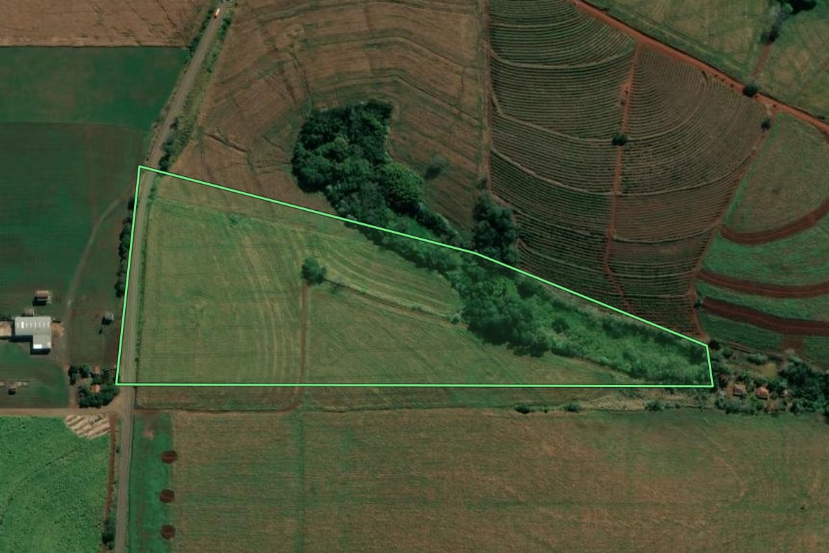 Imagem de satélite do imóvel rural em Abatiá (PR), com o contorno declarado no CAR desenhado por cima.
