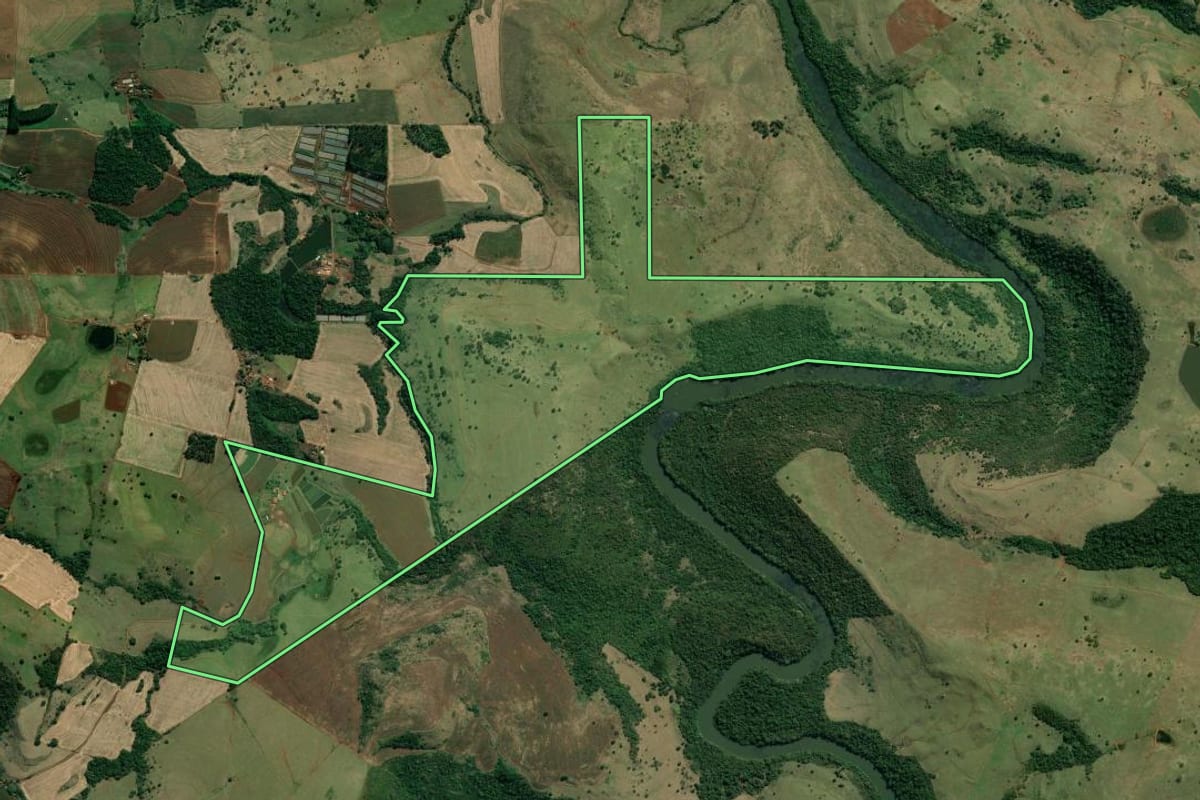 Imagem de satélite do imóvel rural em Abatiá (PR), com o contorno declarado no CAR desenhado por cima.
