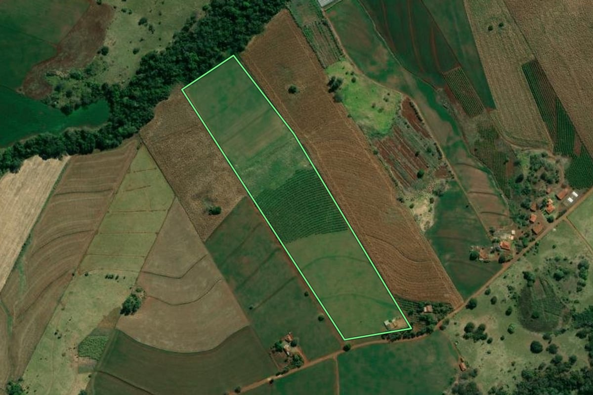 Imagem de satélite do imóvel rural em Abatiá (PR), com o contorno declarado no CAR desenhado por cima.