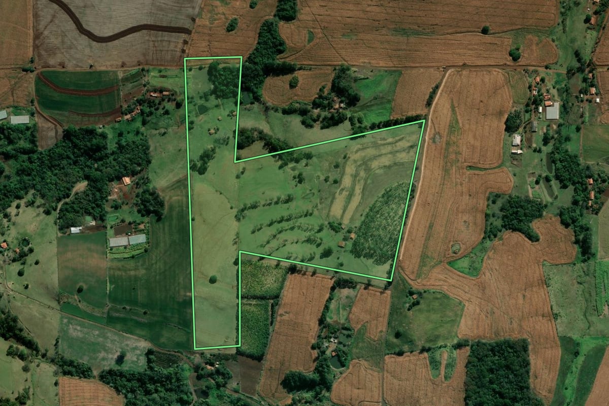 Imagem de satélite do imóvel rural em Abatiá (PR), com o contorno declarado no CAR desenhado por cima.