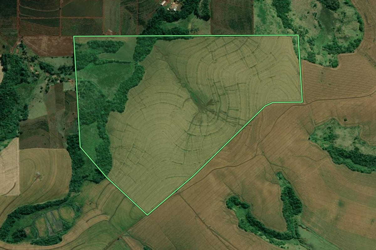 Imagem de satélite do imóvel rural em Abatiá (PR), com o contorno declarado no CAR desenhado por cima.