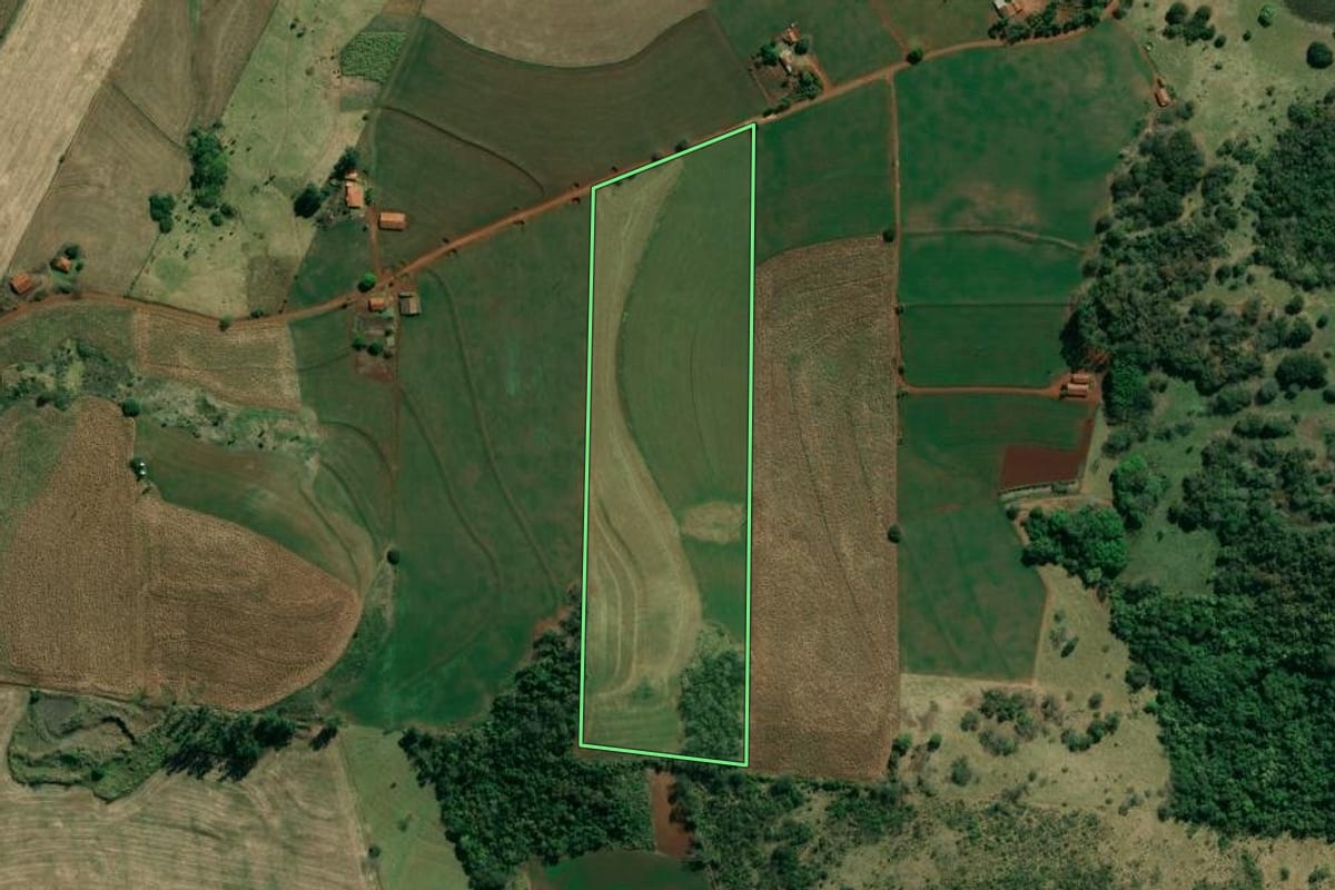 Imagem de satélite do imóvel rural em Abatiá (PR), com o contorno declarado no CAR desenhado por cima.