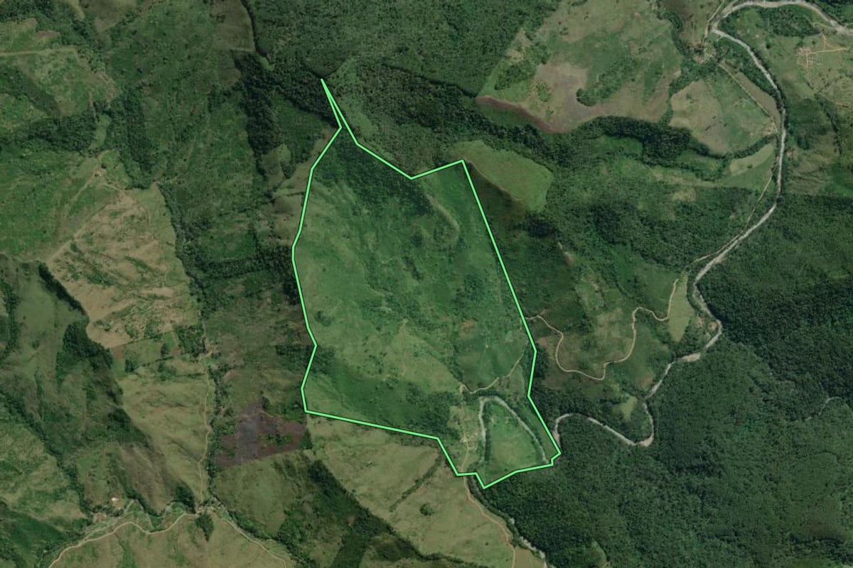 Imagem de satélite do imóvel rural em Adrianópolis (PR), com o contorno declarado no CAR desenhado por cima.