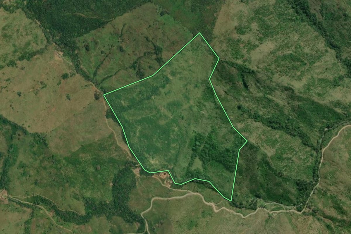 Imagem de satélite do imóvel rural em Adrianópolis (PR), com o contorno declarado no CAR desenhado por cima.