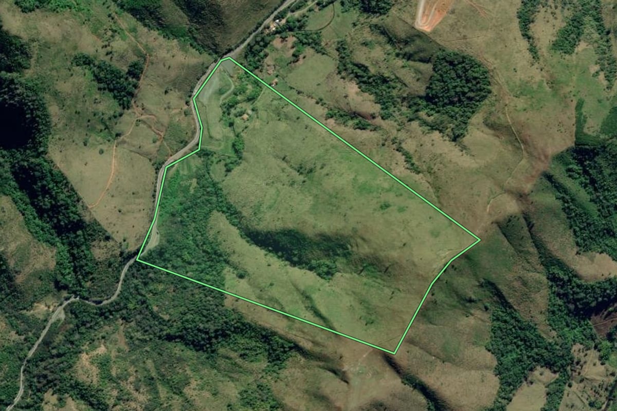 Imagem de satélite do imóvel rural em Adrianópolis (PR), com o contorno declarado no CAR desenhado por cima.