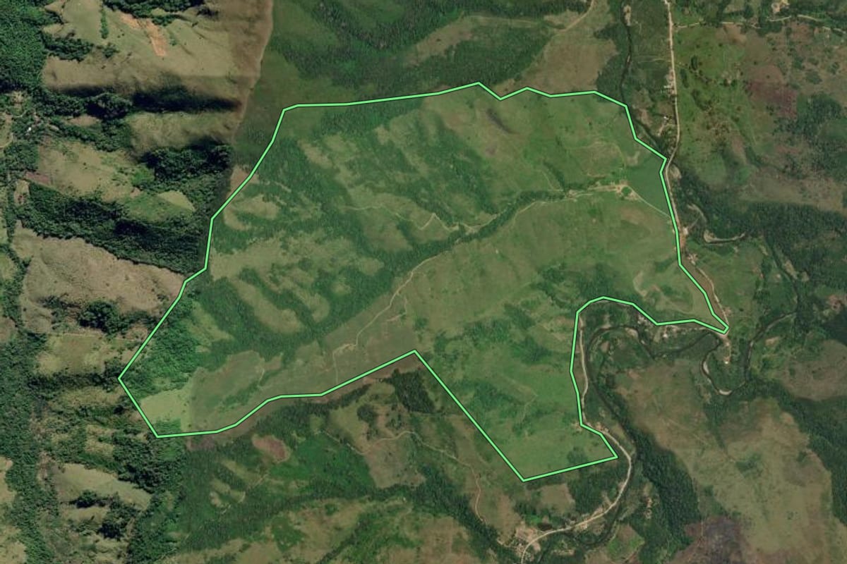 Imagem de satélite do imóvel rural em Adrianópolis (PR), com o contorno declarado no CAR desenhado por cima.