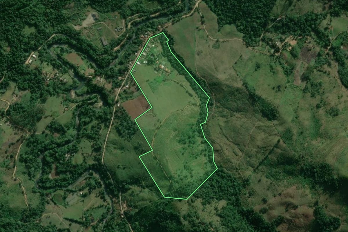 Imagem de satélite do imóvel rural em Adrianópolis (PR), com o contorno declarado no CAR desenhado por cima.
