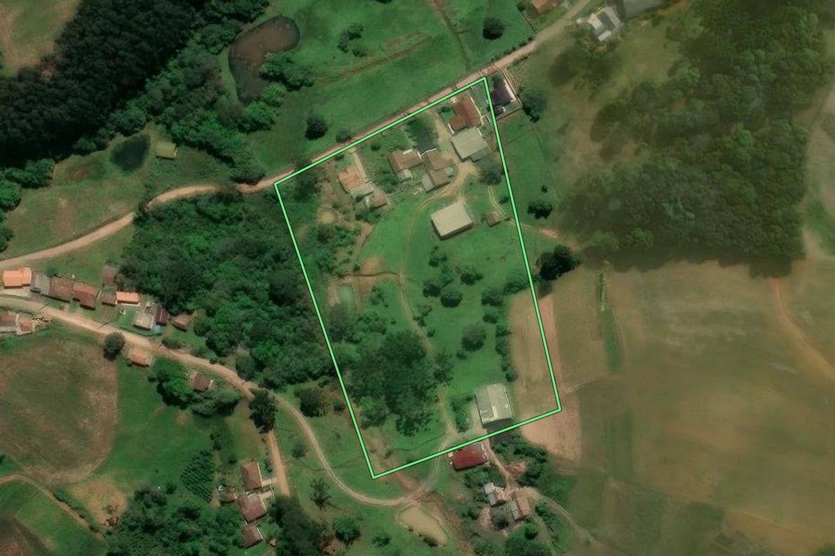 Imagem de satélite do imóvel rural em Agudos do Sul (PR), com o contorno declarado no CAR desenhado por cima.