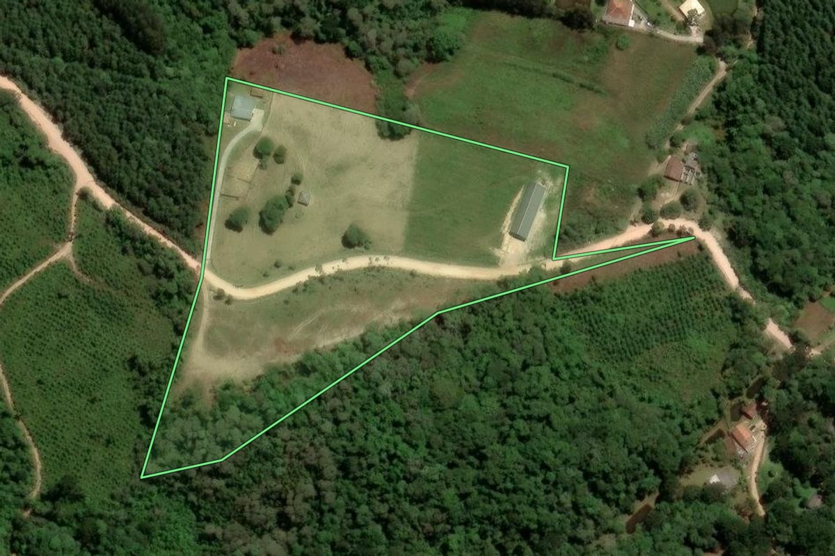 Imagem de satélite do imóvel rural em Agudos do Sul (PR), com o contorno declarado no CAR desenhado por cima.