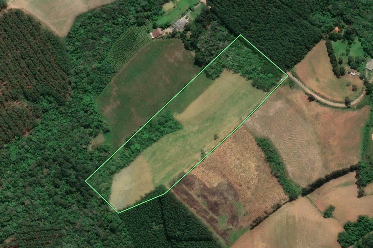 Imagem de satélite do imóvel rural em Agudos do Sul (PR), com o contorno declarado no CAR desenhado por cima.