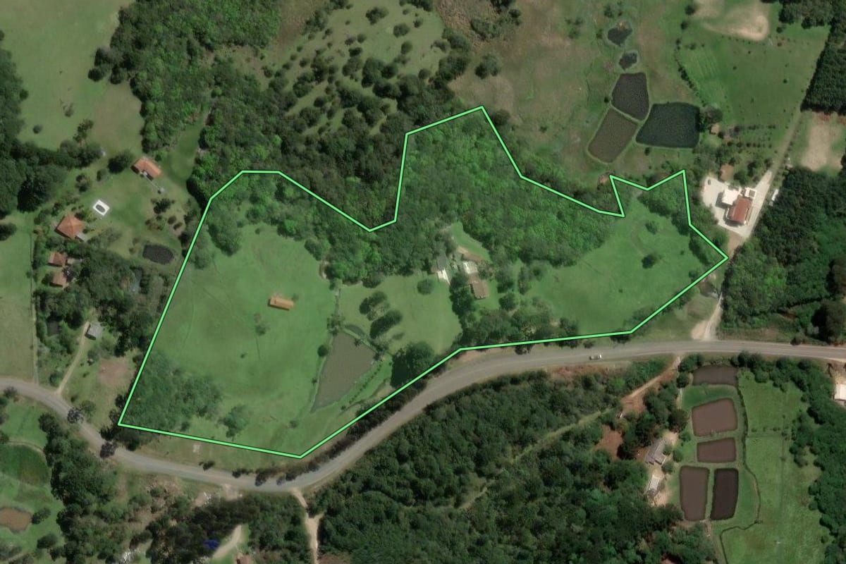 Imagem de satélite do imóvel rural em Agudos do Sul (PR), com o contorno declarado no CAR desenhado por cima.