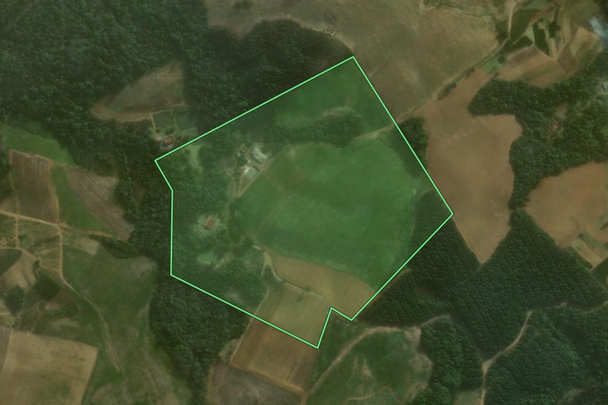 Imagem de satélite do imóvel rural em Agudos do Sul (PR), com o contorno declarado no CAR desenhado por cima.