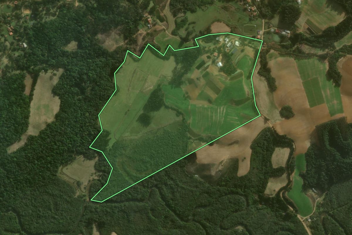 Imagem de satélite do imóvel rural em Agudos do Sul (PR), com o contorno declarado no CAR desenhado por cima.
