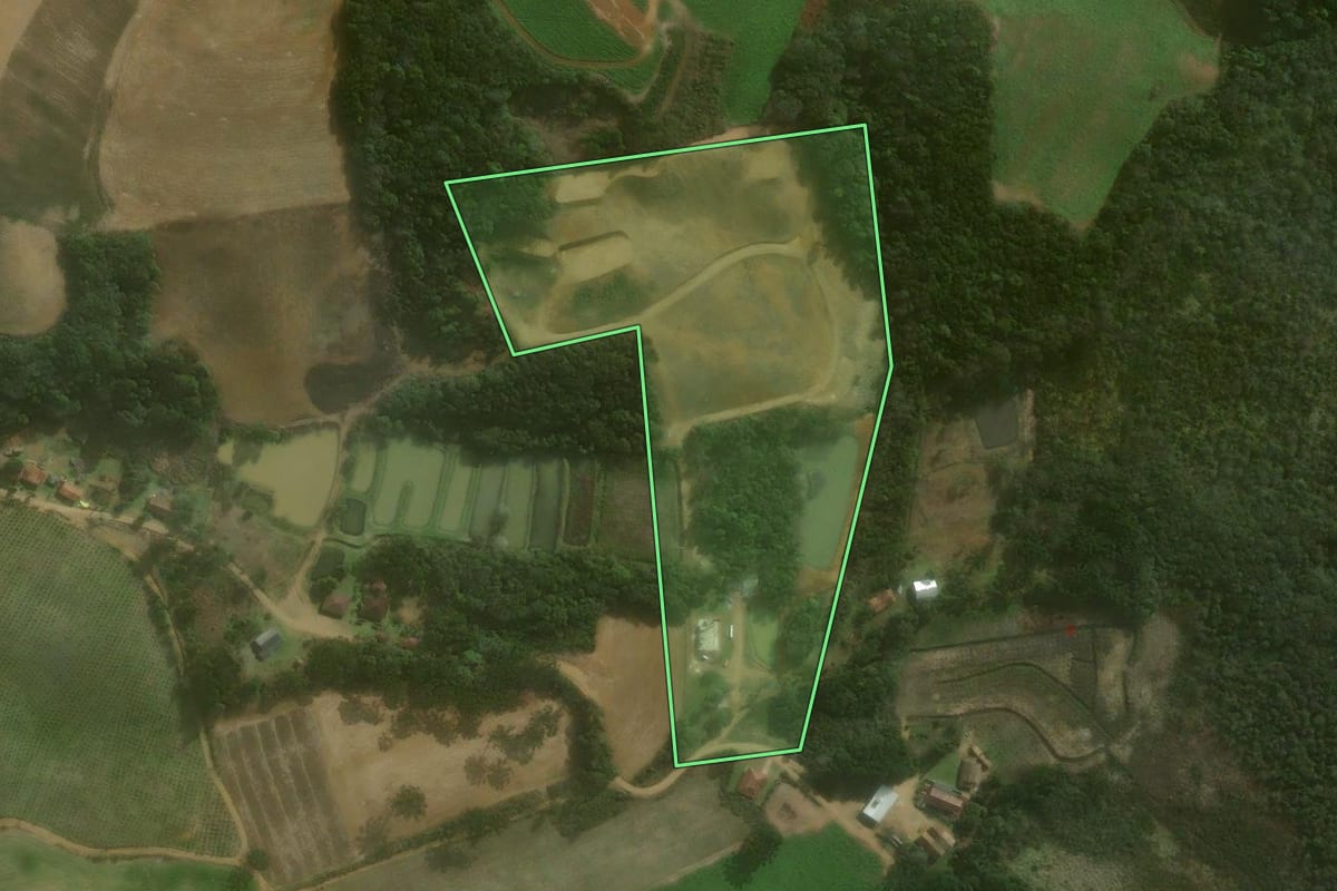 Imagem de satélite do imóvel rural em Agudos do Sul (PR), com o contorno declarado no CAR desenhado por cima.