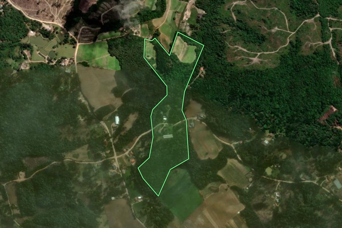 Imagem de satélite do imóvel rural em Agudos do Sul (PR), com o contorno declarado no CAR desenhado por cima.
