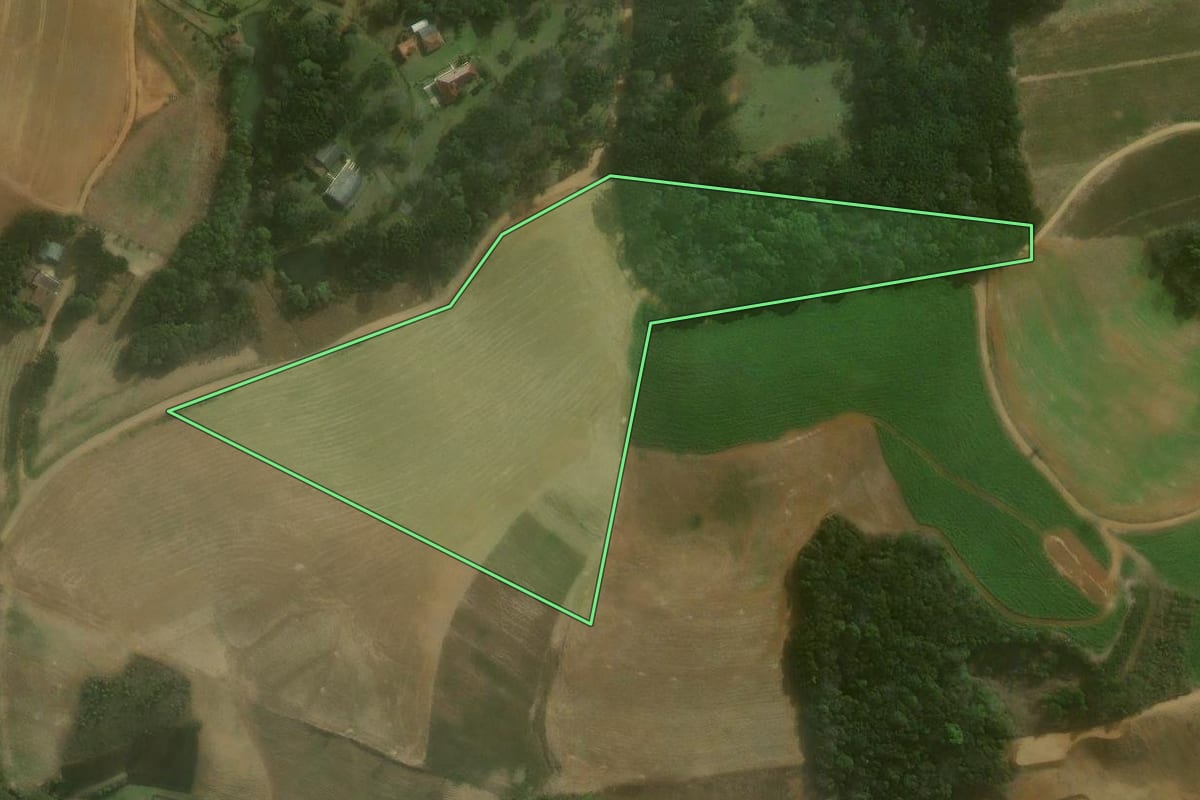 Imagem de satélite do imóvel rural em Agudos do Sul (PR), com o contorno declarado no CAR desenhado por cima.