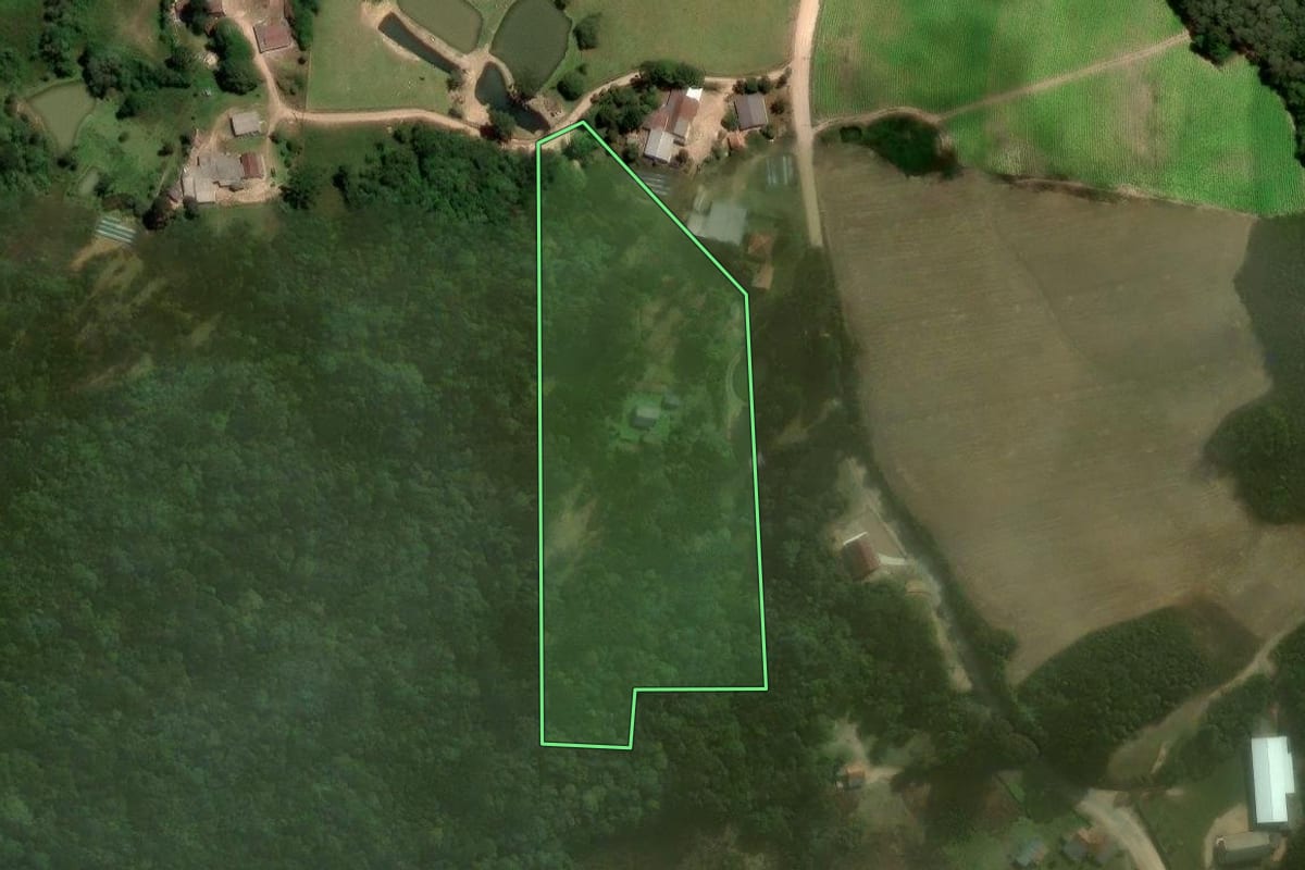 Imagem de satélite do imóvel rural em Agudos do Sul (PR), com o contorno declarado no CAR desenhado por cima.