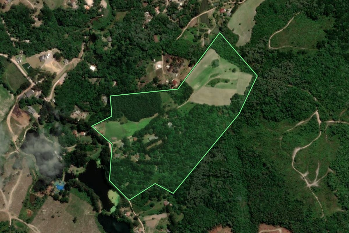 Imagem de satélite do imóvel rural em Agudos do Sul (PR), com o contorno declarado no CAR desenhado por cima.