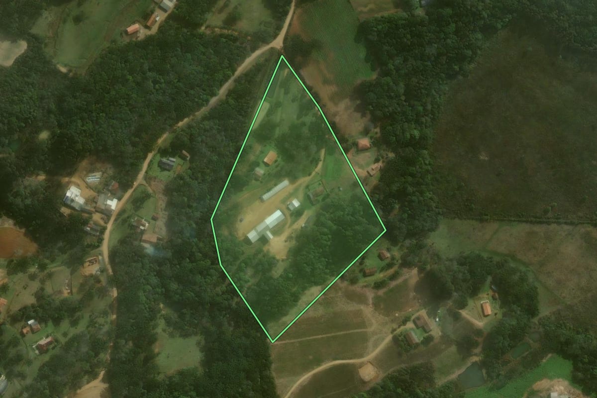 Imagem de satélite do imóvel rural em Agudos do Sul (PR), com o contorno declarado no CAR desenhado por cima.