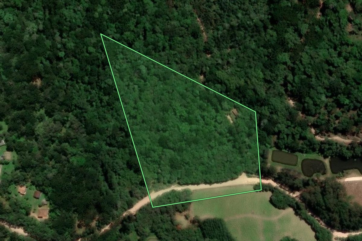 Imagem de satélite do imóvel rural em Agudos do Sul (PR), com o contorno declarado no CAR desenhado por cima.