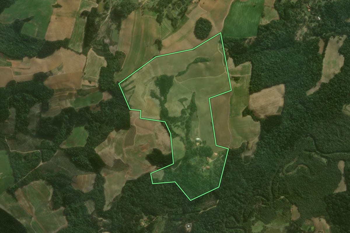 Imagem de satélite do imóvel rural em Agudos do Sul (PR), com o contorno declarado no CAR desenhado por cima.