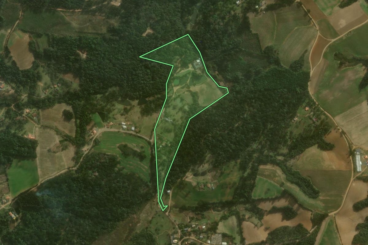 Imagem de satélite do imóvel rural em Agudos do Sul (PR), com o contorno declarado no CAR desenhado por cima.