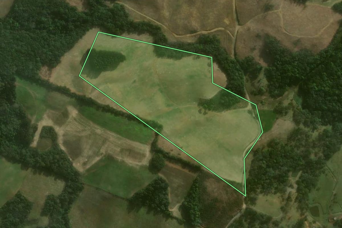 Imagem de satélite do imóvel rural em Agudos do Sul (PR), com o contorno declarado no CAR desenhado por cima.