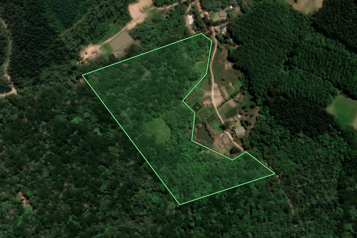 Imagem de satélite do imóvel rural em Agudos do Sul (PR), com o contorno declarado no CAR desenhado por cima.