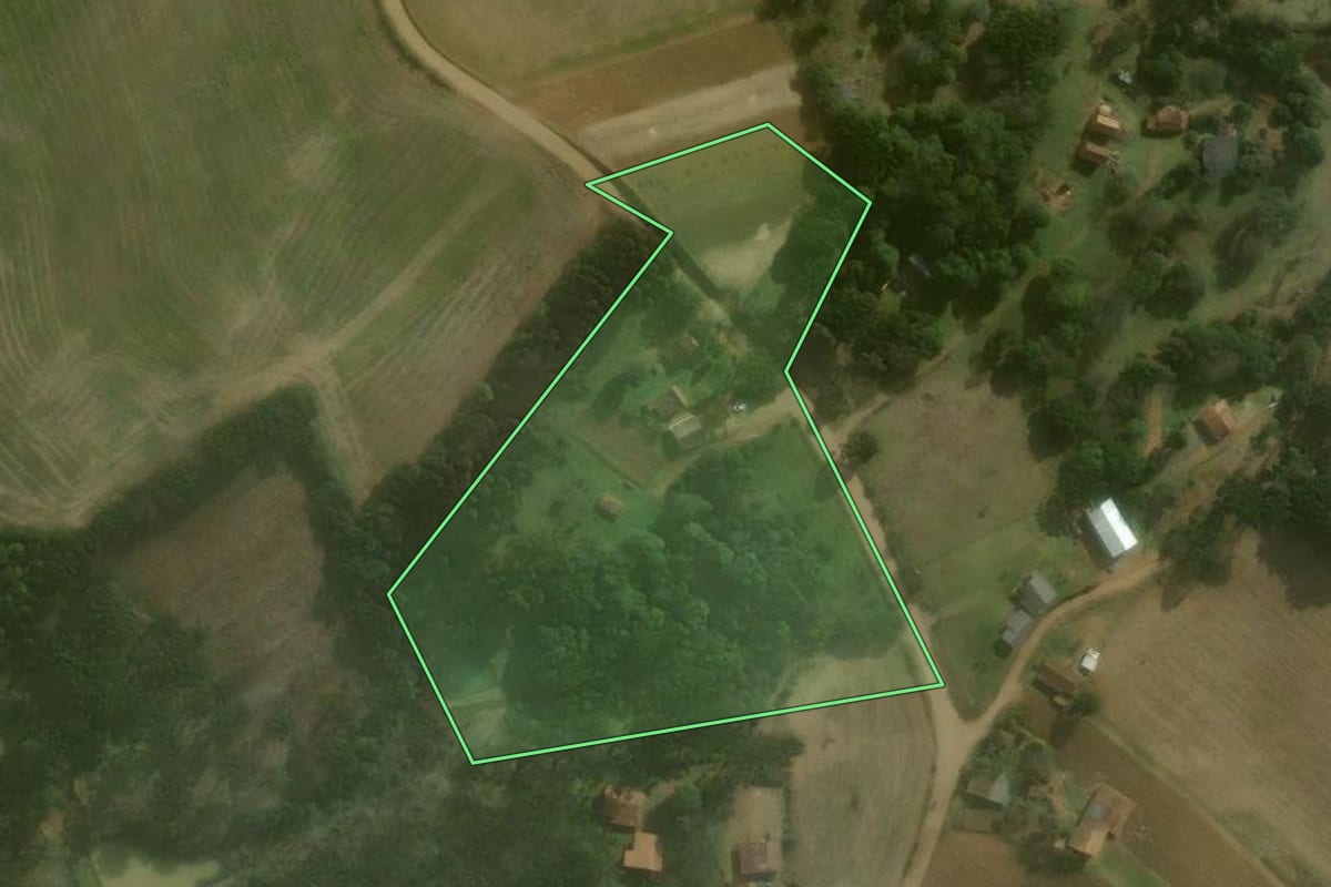 Imagem de satélite do imóvel rural em Agudos do Sul (PR), com o contorno declarado no CAR desenhado por cima.