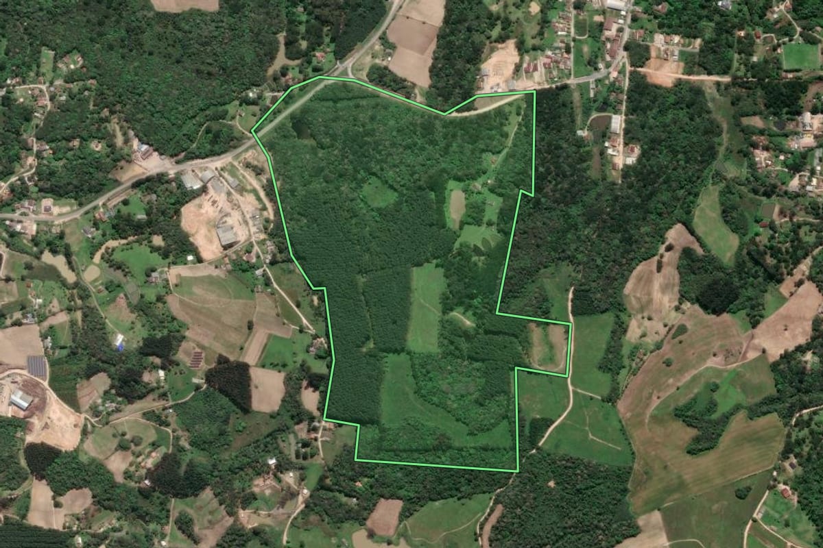 Imagem de satélite do imóvel rural em Agudos do Sul (PR), com o contorno declarado no CAR desenhado por cima.
