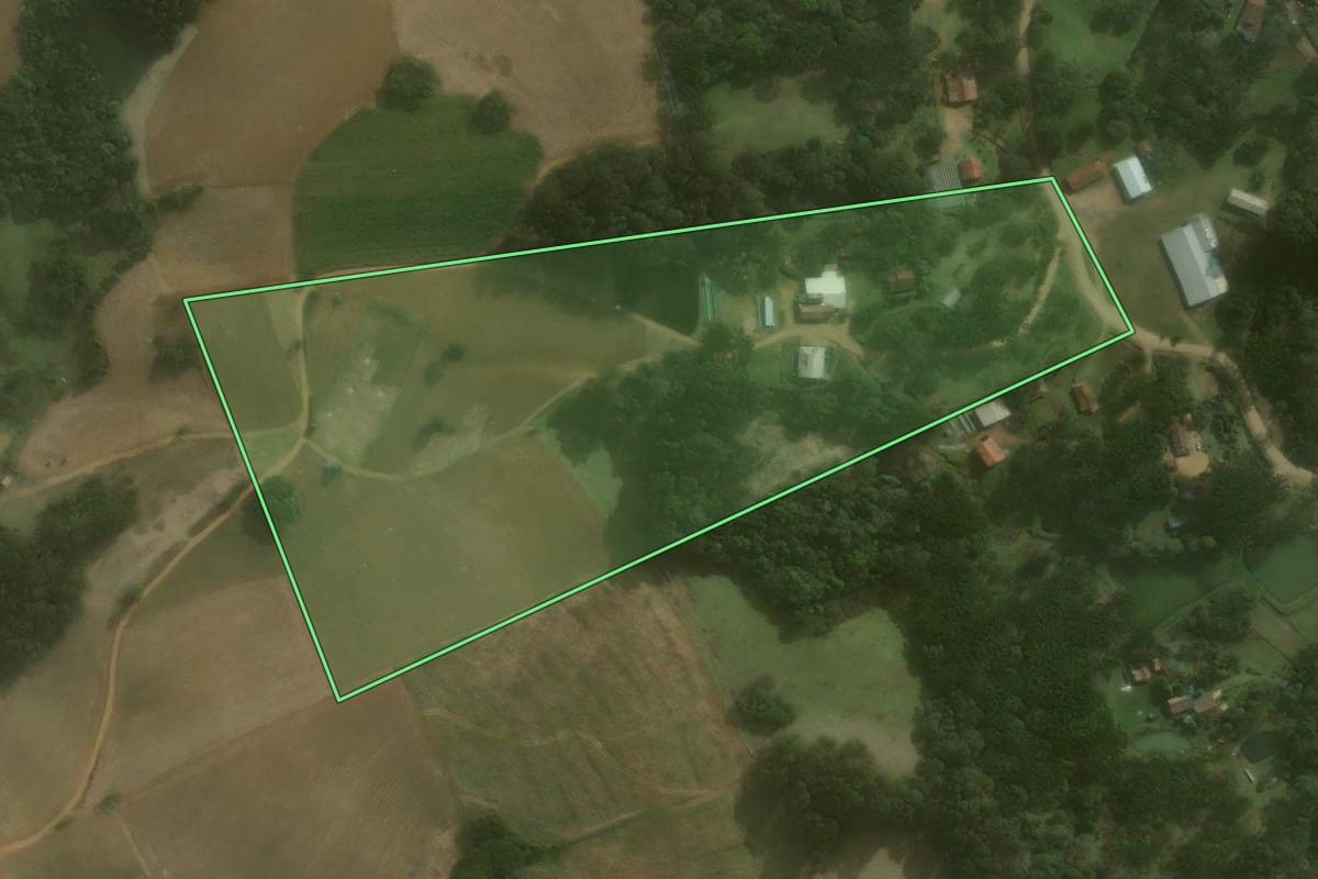 Imagem de satélite do imóvel rural em Agudos do Sul (PR), com o contorno declarado no CAR desenhado por cima.