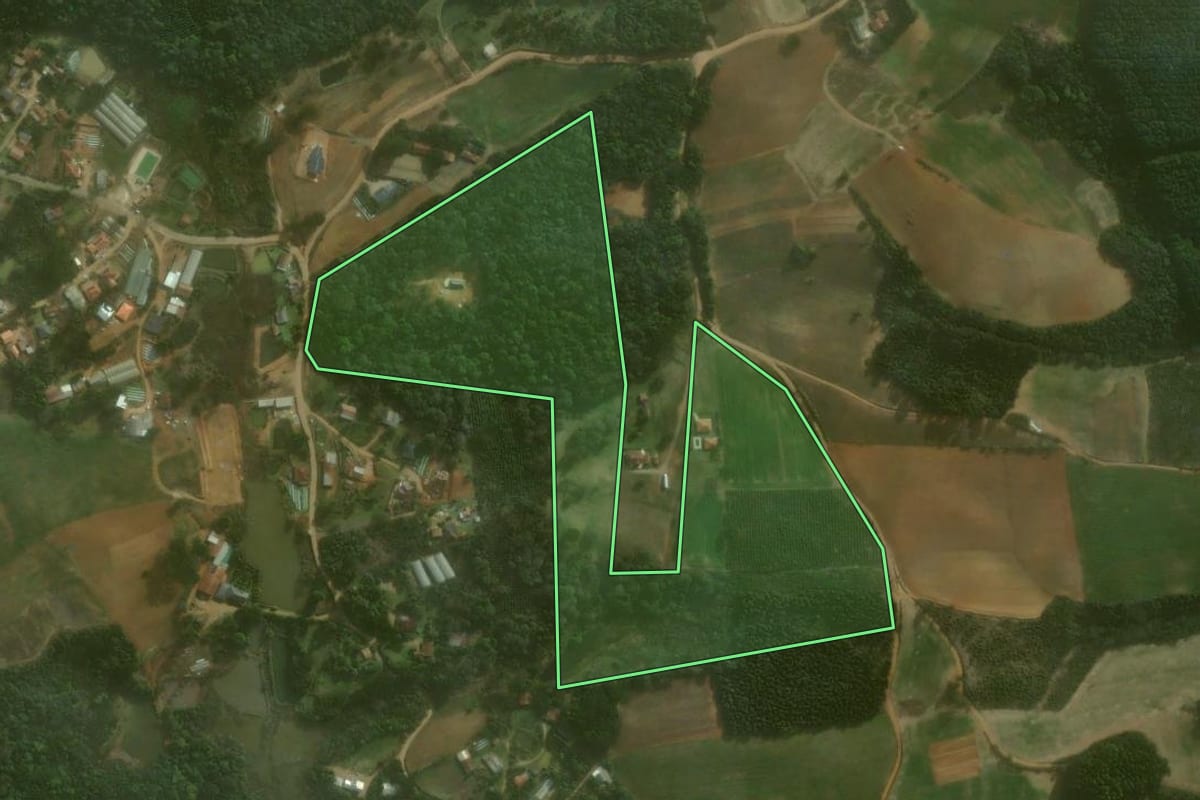 Imagem de satélite do imóvel rural em Agudos do Sul (PR), com o contorno declarado no CAR desenhado por cima.