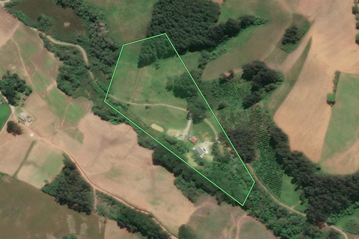 Imagem de satélite do imóvel rural em Agudos do Sul (PR), com o contorno declarado no CAR desenhado por cima.