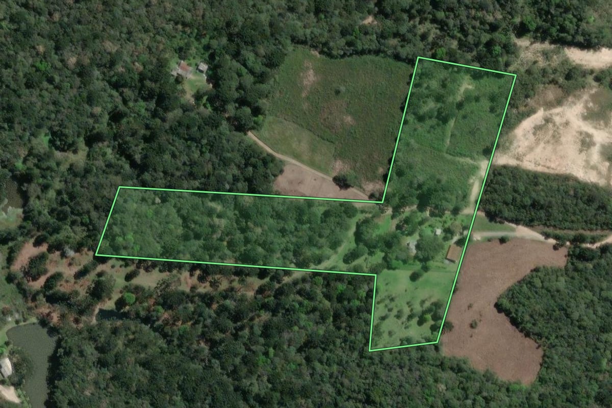 Imagem de satélite do imóvel rural em Agudos do Sul (PR), com o contorno declarado no CAR desenhado por cima.